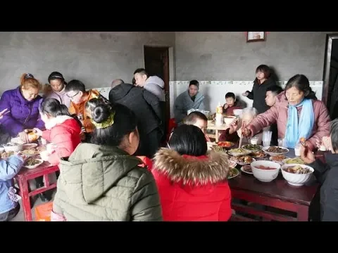 渝乡桃子: 幺姑婆家请客,厨房几人忙不停,一晃就做出三桌菜